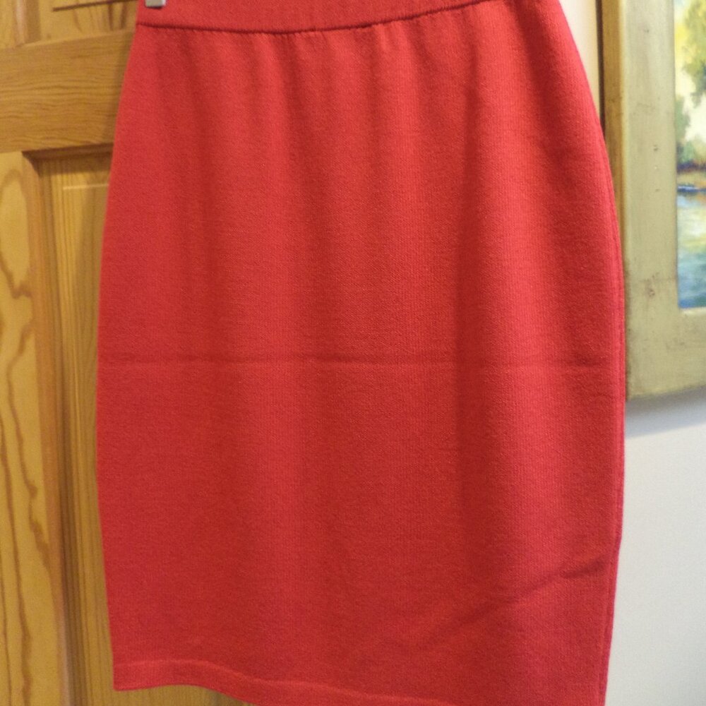 St. John Knit Pencil RED Skirt ~ Size: 6 Excellent Condition and Appearance
